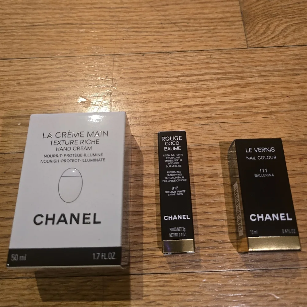 🎊HOST PICK🎊 BNWT Chanel Coveted Essentials Beauty Set - Picture 2 of 6